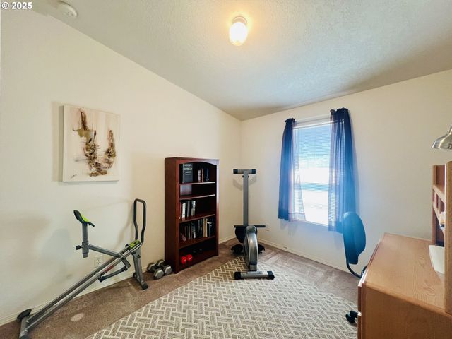 104 ANGELCREST Ct, Roseburg, OR 97471