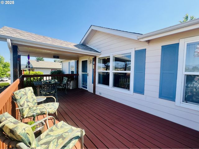 104 ANGELCREST Ct, Roseburg, OR 97471