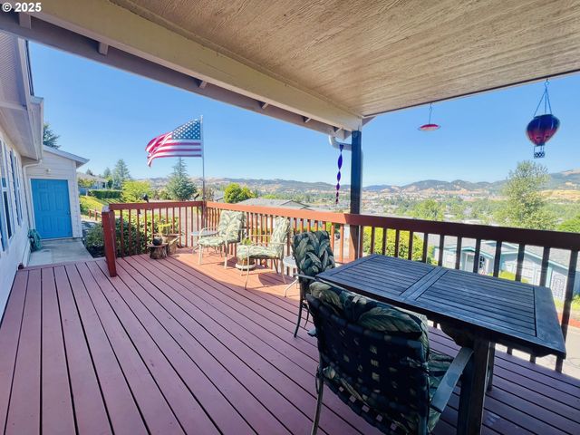 104 ANGELCREST Ct, Roseburg, OR 97471