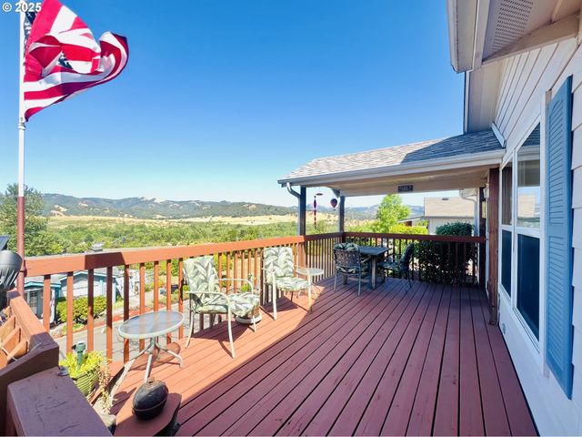 104 ANGELCREST Ct, Roseburg, OR 97471