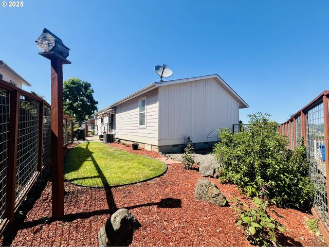 104 ANGELCREST Ct, Roseburg, OR 97471