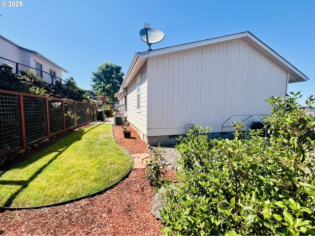 104 ANGELCREST Ct, Roseburg, OR 97471