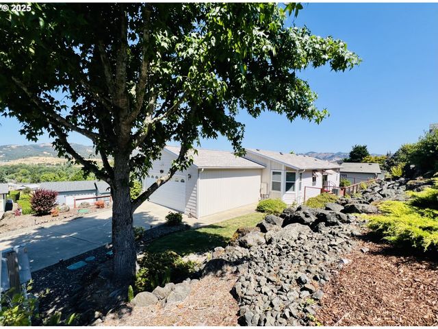 104 ANGELCREST Ct, Roseburg, OR 97471