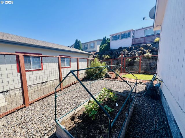 104 ANGELCREST Ct, Roseburg, OR 97471