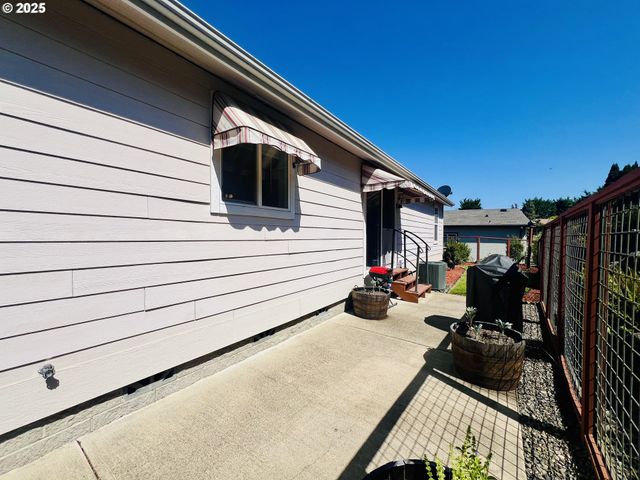 104 ANGELCREST Ct, Roseburg, OR 97471