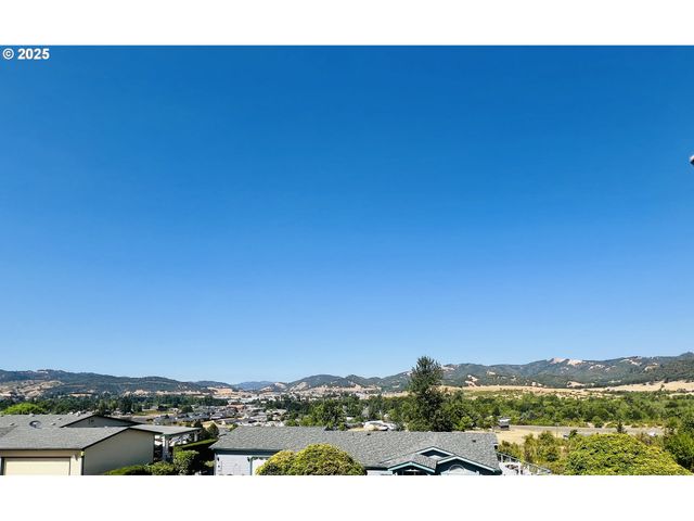 104 ANGELCREST Ct, Roseburg, OR 97471