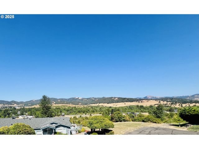 104 ANGELCREST Ct, Roseburg, OR 97471