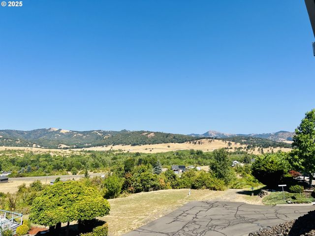 104 ANGELCREST Ct, Roseburg, OR 97471