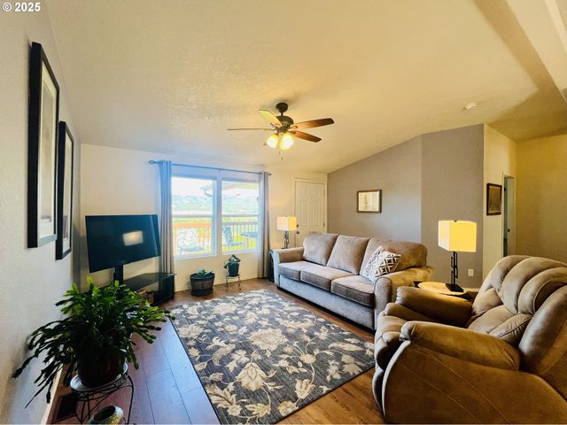 104 ANGELCREST Ct, Roseburg, OR 97471