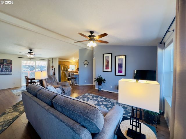 104 ANGELCREST Ct, Roseburg, OR 97471