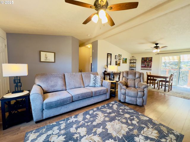 104 ANGELCREST Ct, Roseburg, OR 97471