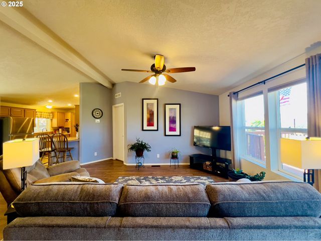 104 ANGELCREST Ct, Roseburg, OR 97471