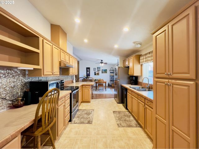 104 ANGELCREST Ct, Roseburg, OR 97471
