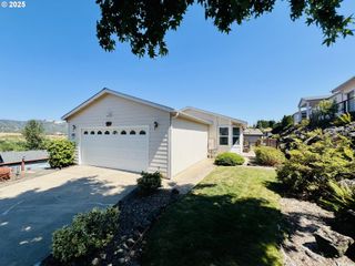 104 ANGELCREST Ct, Roseburg, OR 97471
