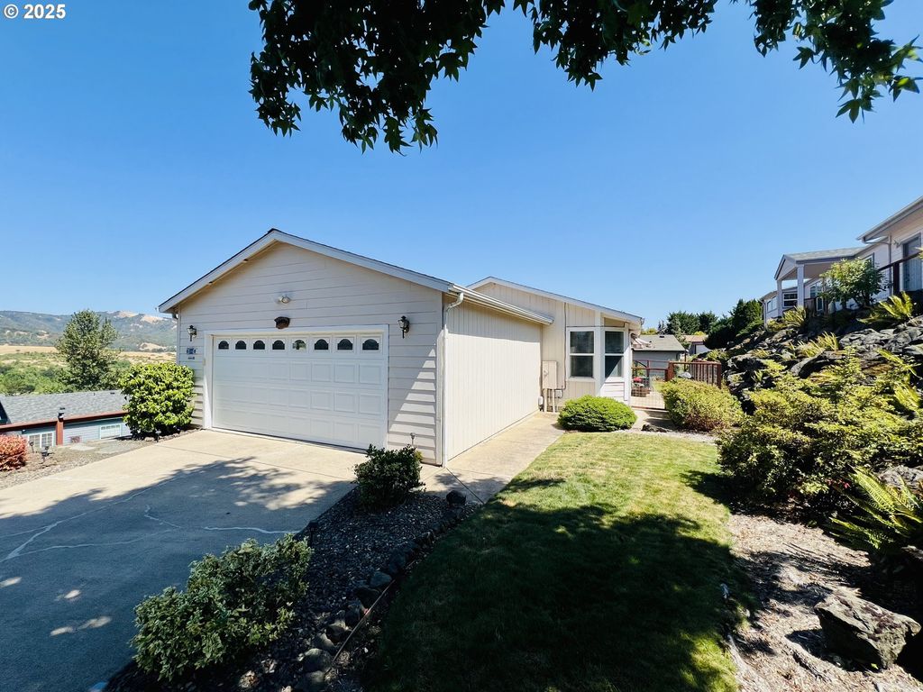 104 ANGELCREST Ct, Roseburg, OR 97471