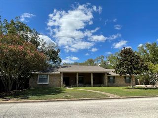 512 Devall Street, Hallettsville, TX 77964