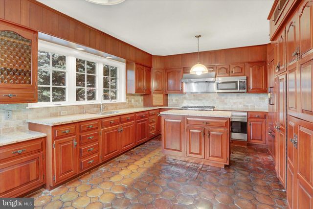 2840 SUNSET DR, Camp Hill, PA 17011