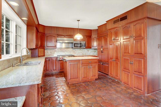 2840 SUNSET DR, Camp Hill, PA 17011