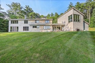 27 January Hills Rd, Amherst, MA 01002