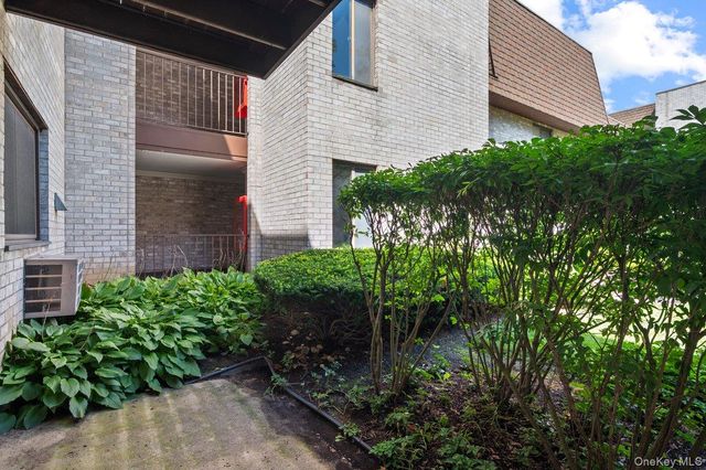 89 N Broadway 204, White Plains, NY 10603