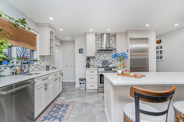 27 Witteman Place, Staten Island, NY 10301