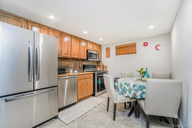 27 Witteman Place, Staten Island, NY 10301