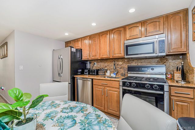 27 Witteman Place, Staten Island, NY 10301