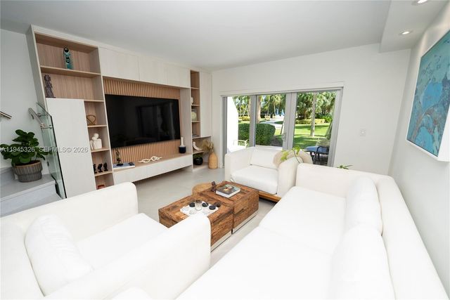 881 Ocean Dr TH15, Key Biscayne, FL 33149