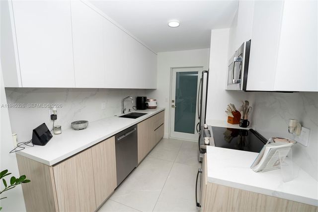 881 Ocean Dr TH15, Key Biscayne, FL 33149