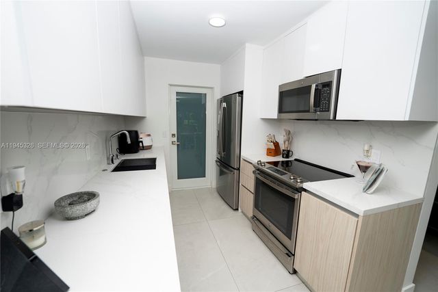 881 Ocean Dr TH15, Key Biscayne, FL 33149