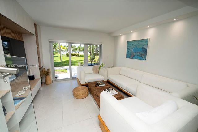 881 Ocean Dr TH15, Key Biscayne, FL 33149