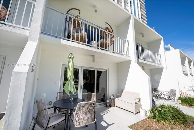 881 Ocean Dr TH15, Key Biscayne, FL 33149