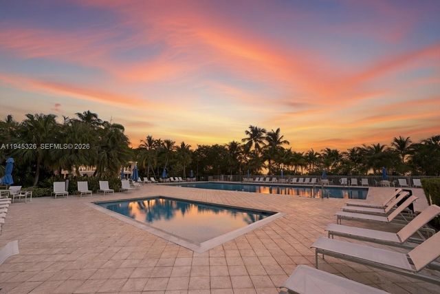 881 Ocean Dr TH15, Key Biscayne, FL 33149