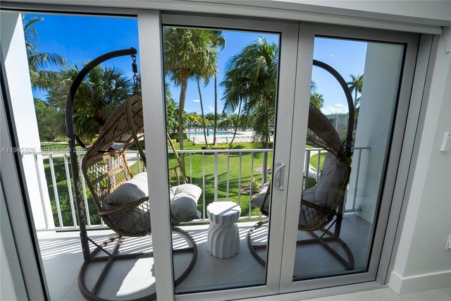 881 Ocean Dr TH15, Key Biscayne, FL 33149