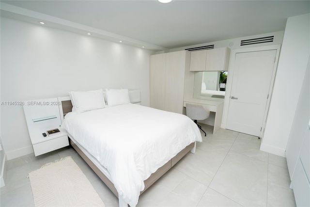 881 Ocean Dr TH15, Key Biscayne, FL 33149