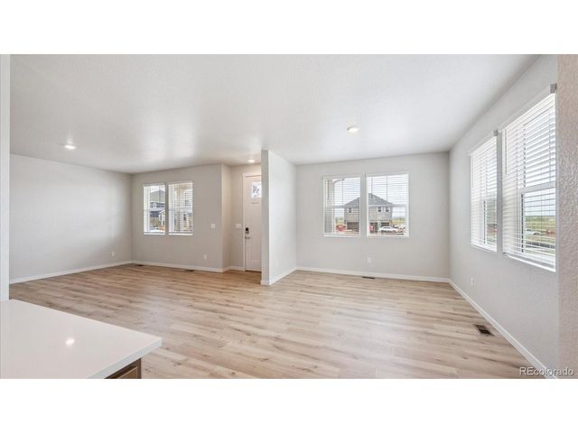 688 N Ukraine St, Aurora, CO 80018