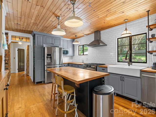 686 New Haw Creek Road, Asheville, NC 28805