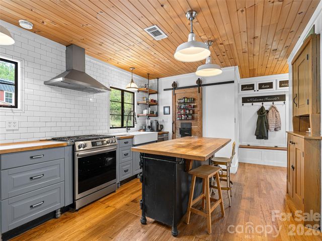686 New Haw Creek Road, Asheville, NC 28805