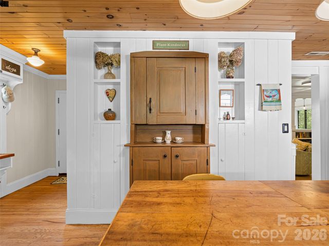686 New Haw Creek Road, Asheville, NC 28805