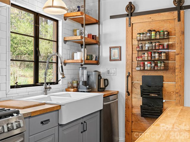 686 New Haw Creek Road, Asheville, NC 28805