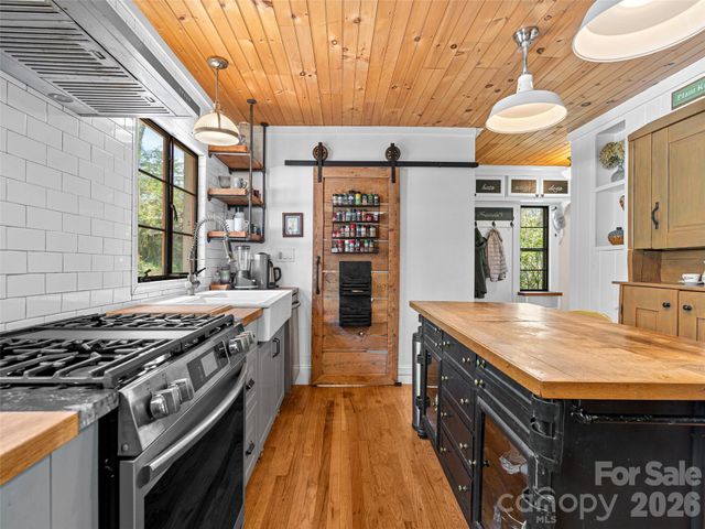 686 New Haw Creek Road, Asheville, NC 28805