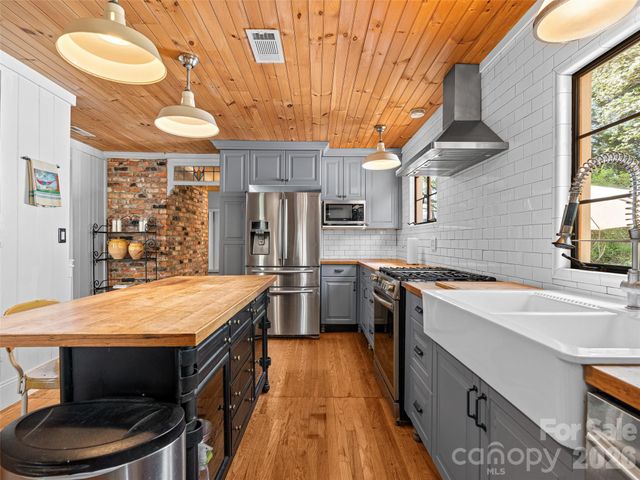 686 New Haw Creek Road, Asheville, NC 28805