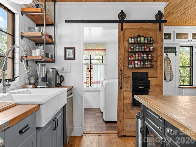 686 New Haw Creek Road, Asheville, NC 28805