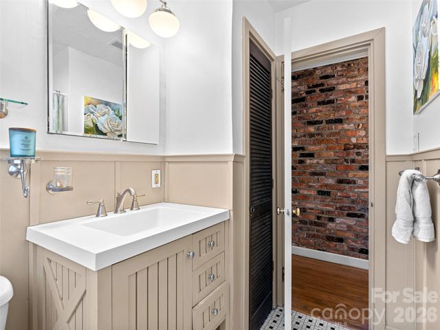 686 New Haw Creek Road, Asheville, NC 28805