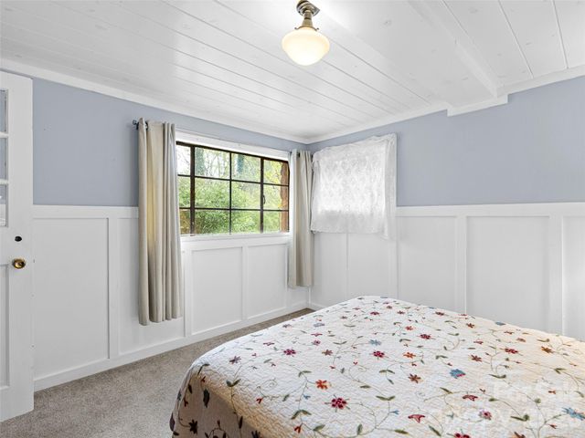 686 New Haw Creek Road, Asheville, NC 28805
