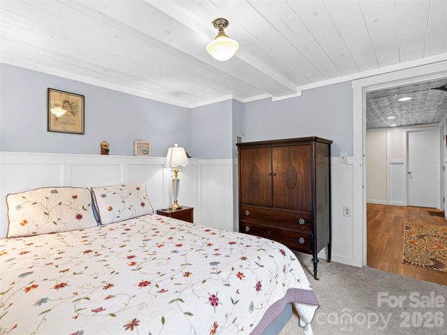 686 New Haw Creek Road, Asheville, NC 28805
