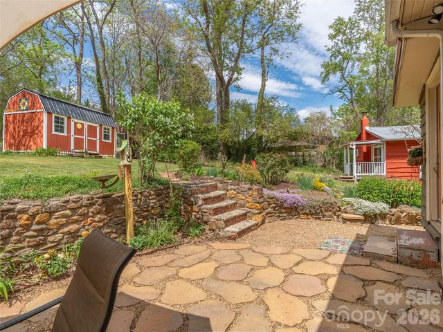 686 New Haw Creek Road, Asheville, NC 28805