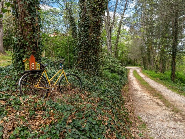686 New Haw Creek Road, Asheville, NC 28805