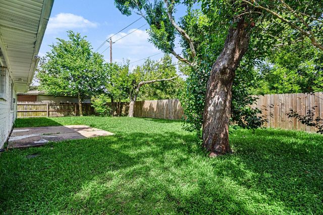 10323 SE Sagerock Drive, Houston, TX 77089