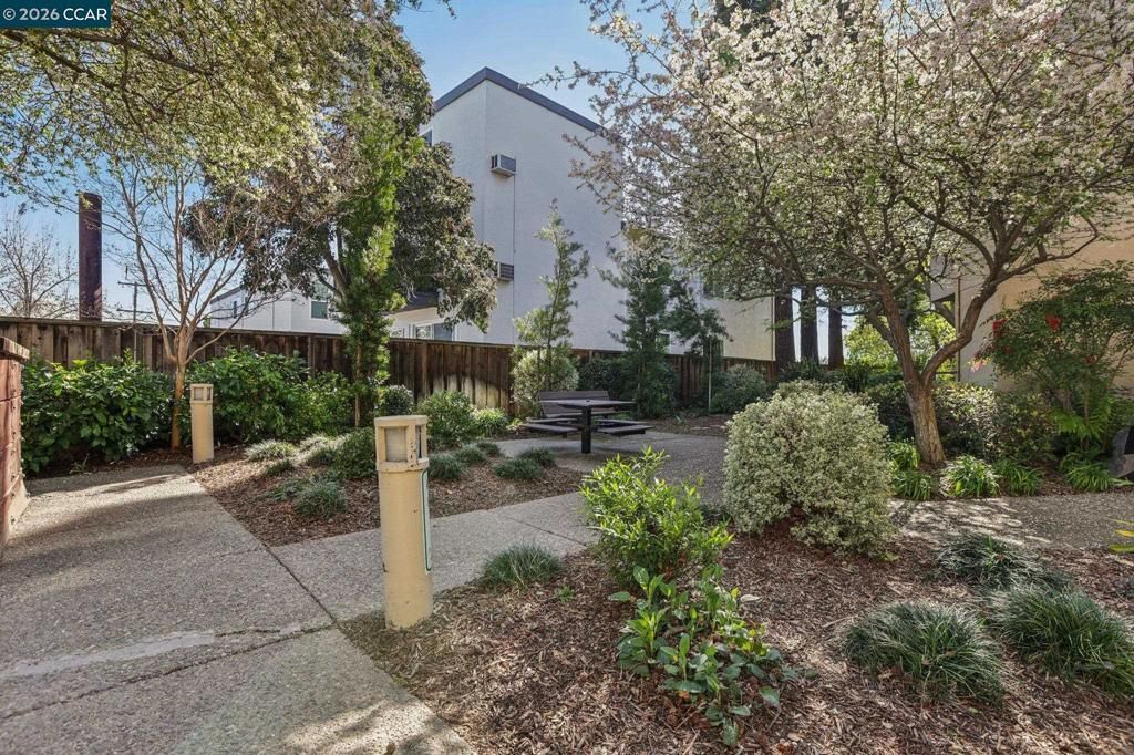 Image 39 of property listing at 1201 Alta Vista Drive 106, Walnut Creek, CA 94596